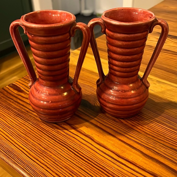 Vintage rare Shawnee pottery, ribbed double handle small vase, set of 2. - Picture 1 of 3